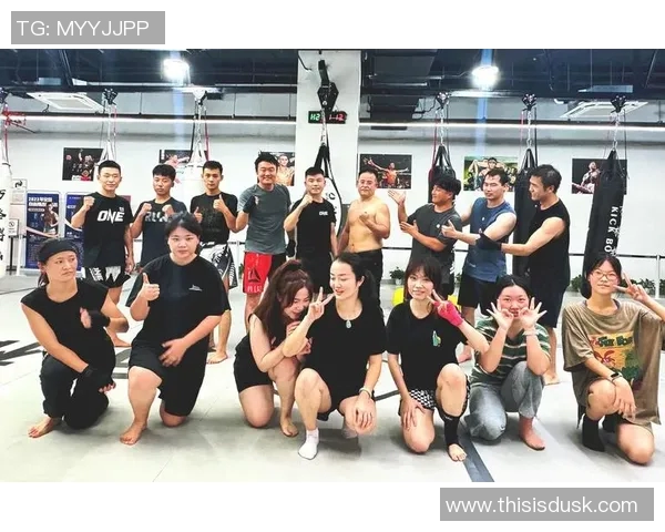 格斗与拳击的终极对决谁才是真正的战斗王者分析与探讨